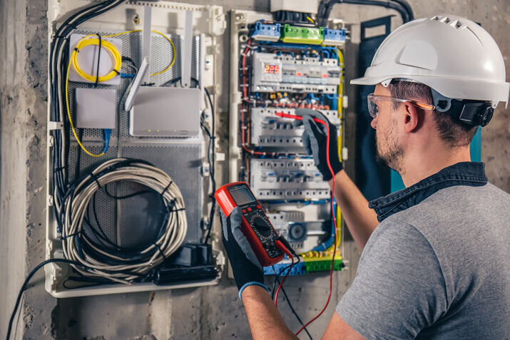 How Much Electrician Jobs Pay in the UK